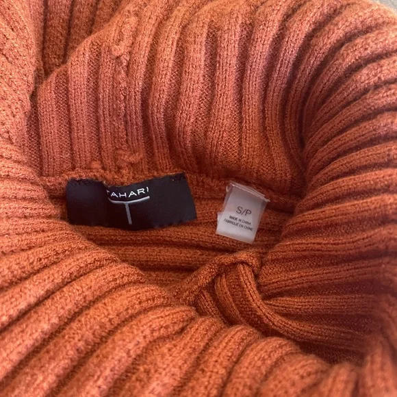 Soft T. Tahari sweater - Picture 5 of 5